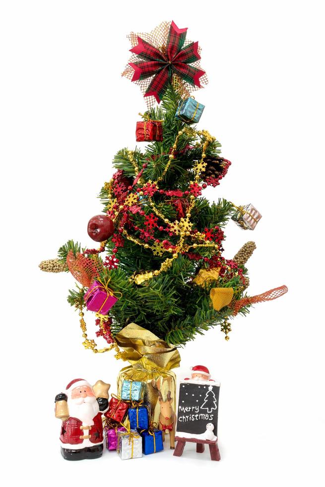 albero di Natale con ornamenti colorati su uno sfondo bianco foto