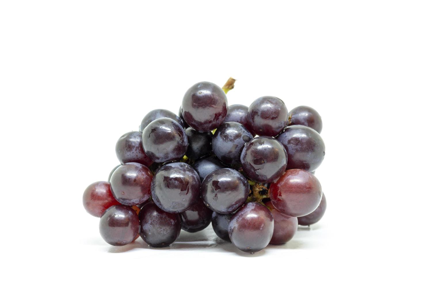 uva senza semi isolato su uno sfondo bianco foto