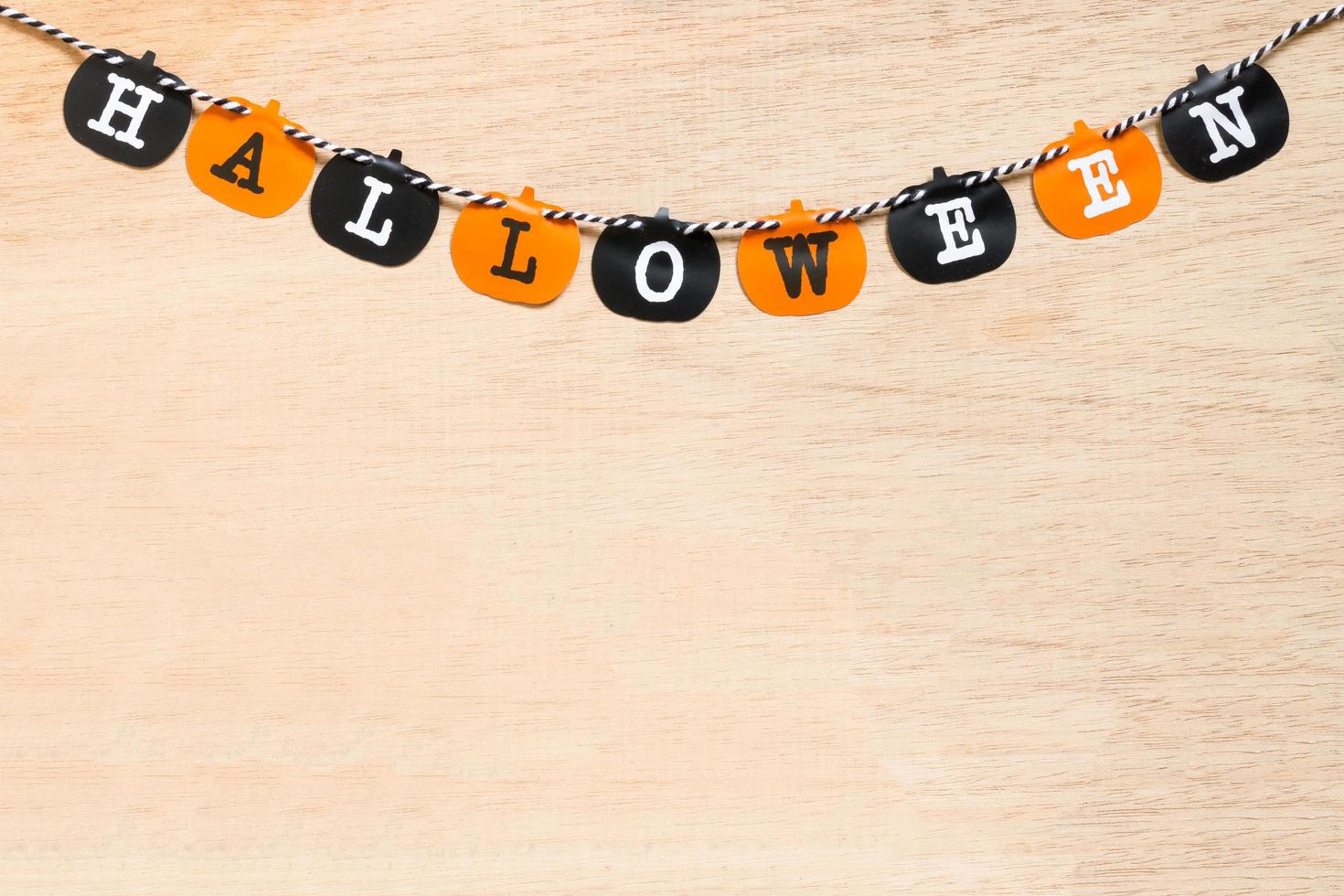 decorazione di Halloween, bandiere nere e arancioni su uno sfondo di legno foto
