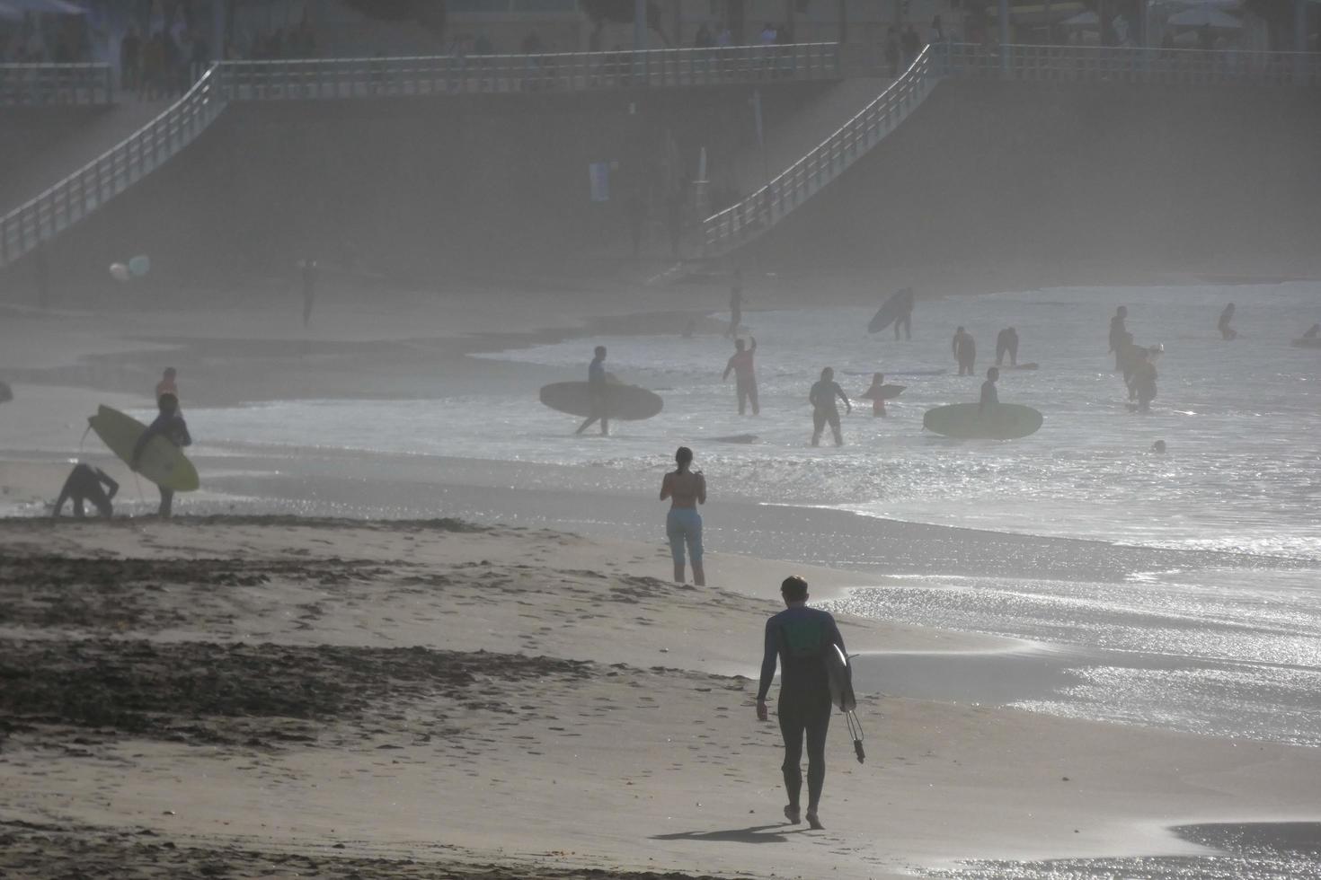 Surf scuola su un oceano spiaggia foto