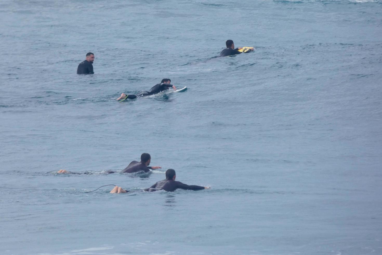 Surf scuola su un oceano spiaggia foto