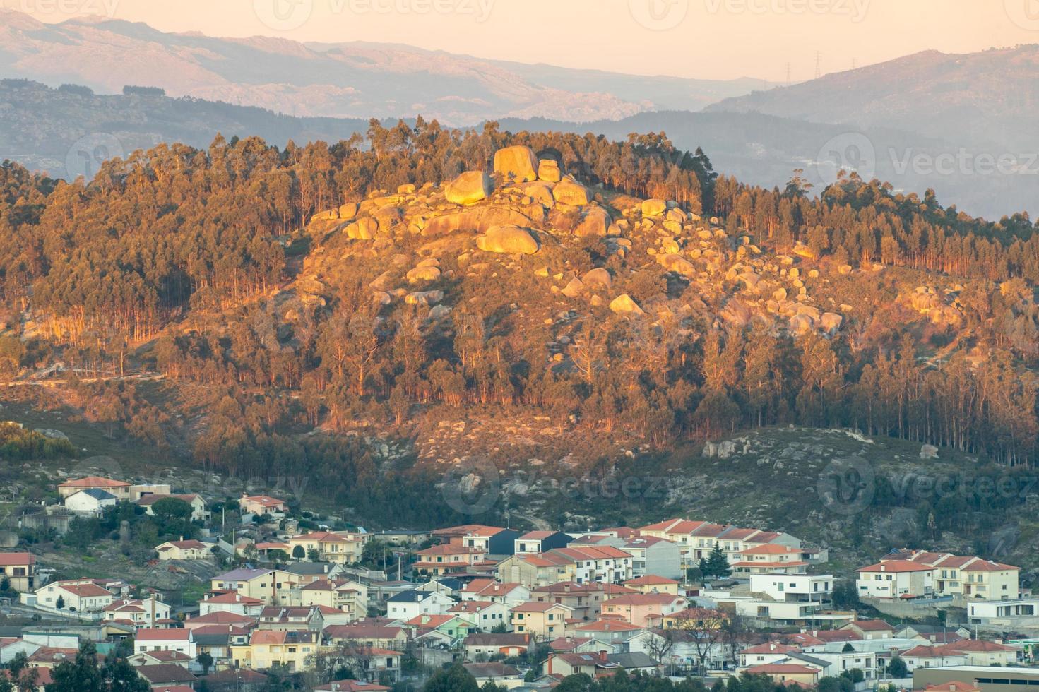 panoramica di il città di braga Portogallo, durante un' bellissimo tramonto. foto