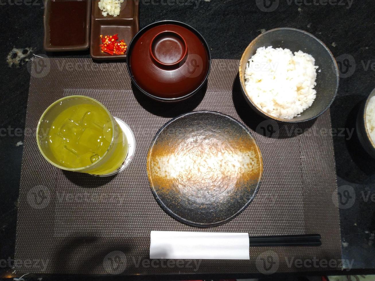 giapponese cibo impostato con miso la minestra , verde tè e riso con bacchette foto
