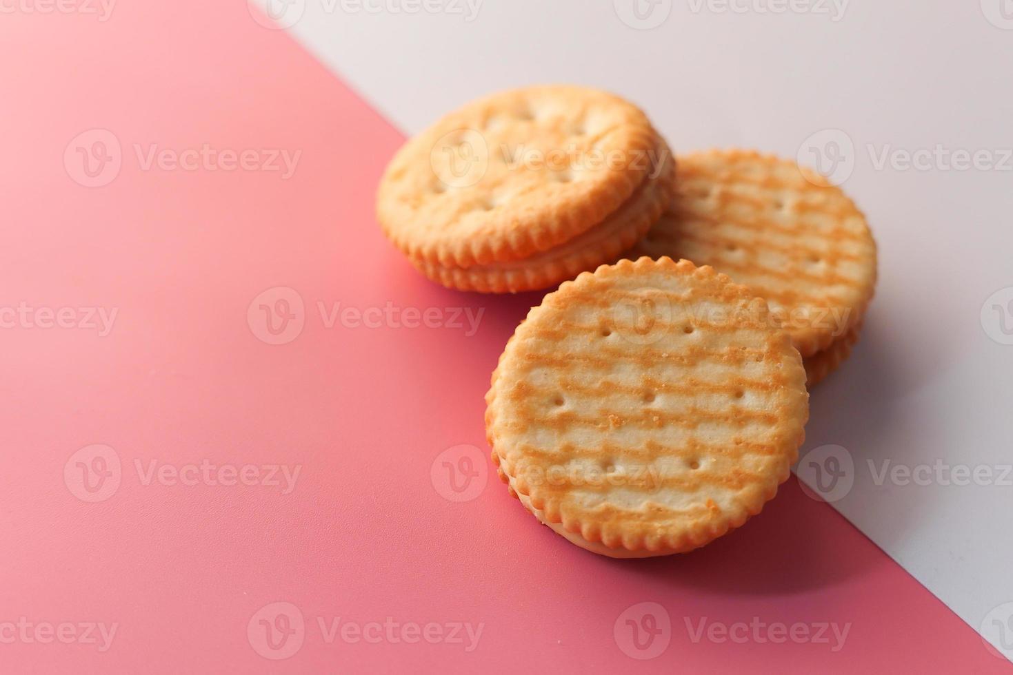 biscotti fatti in casa su sfondo di colore da vicino foto