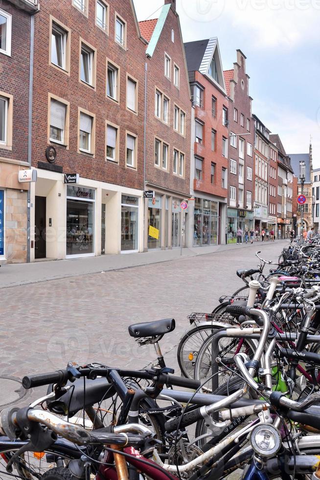 città strada con biciclette foto