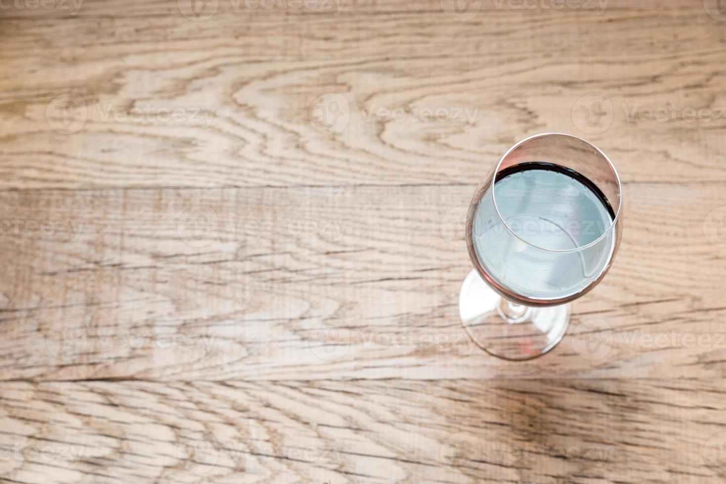 bicchieri di vino rosso sullo sfondo di legno foto