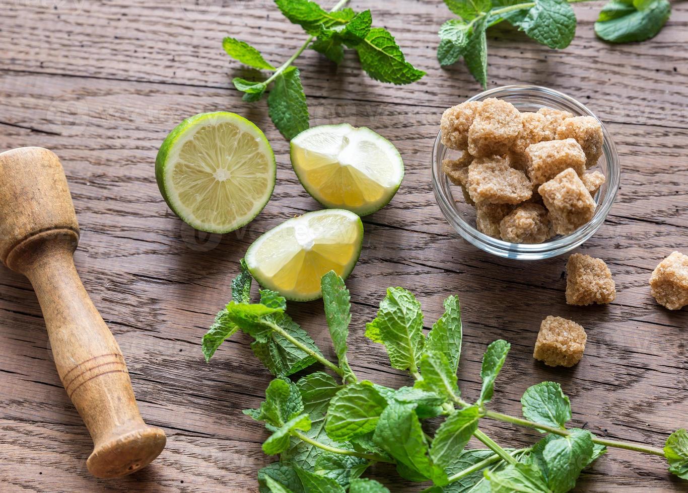 ingredienti per mojito sullo sfondo in legno foto