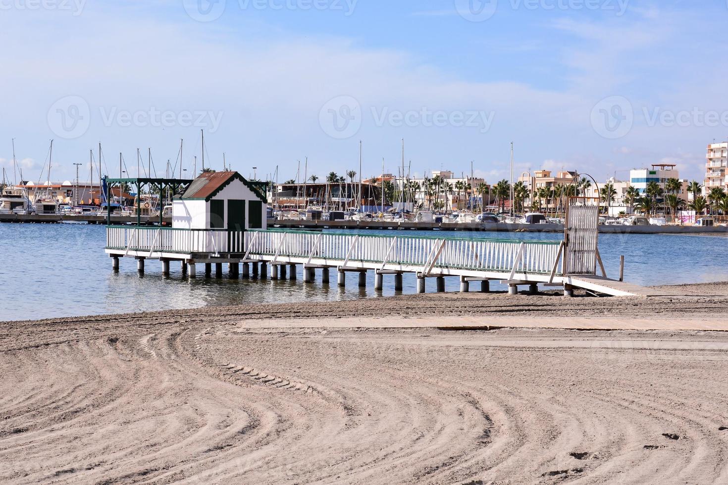 molo su il oceano foto