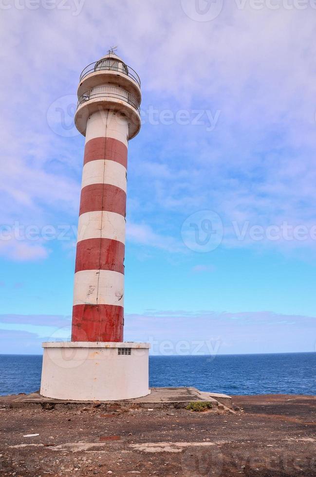 faro sulla costa foto