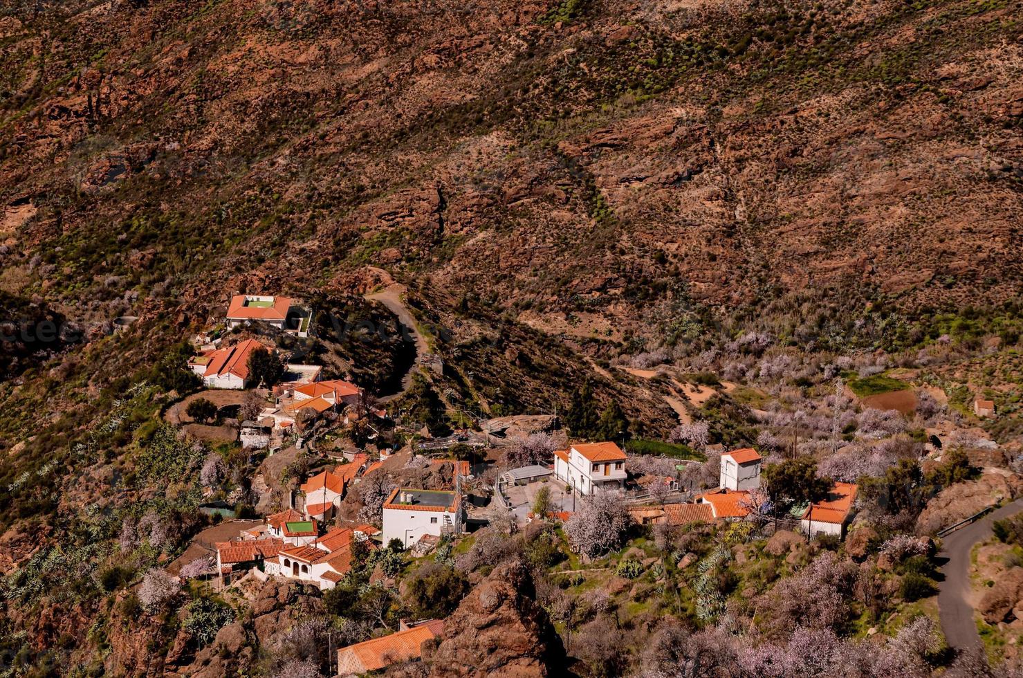 cittadina nel il montagna paesaggio foto