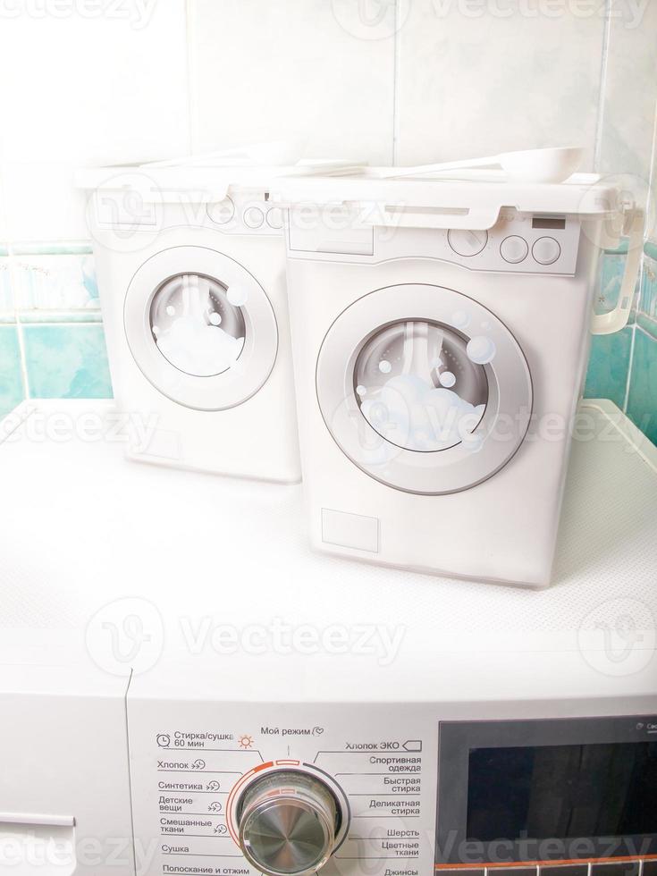 contenitori per memorizzazione lavaggio polvere per diverso tessuti su un' lavaggio macchina foto