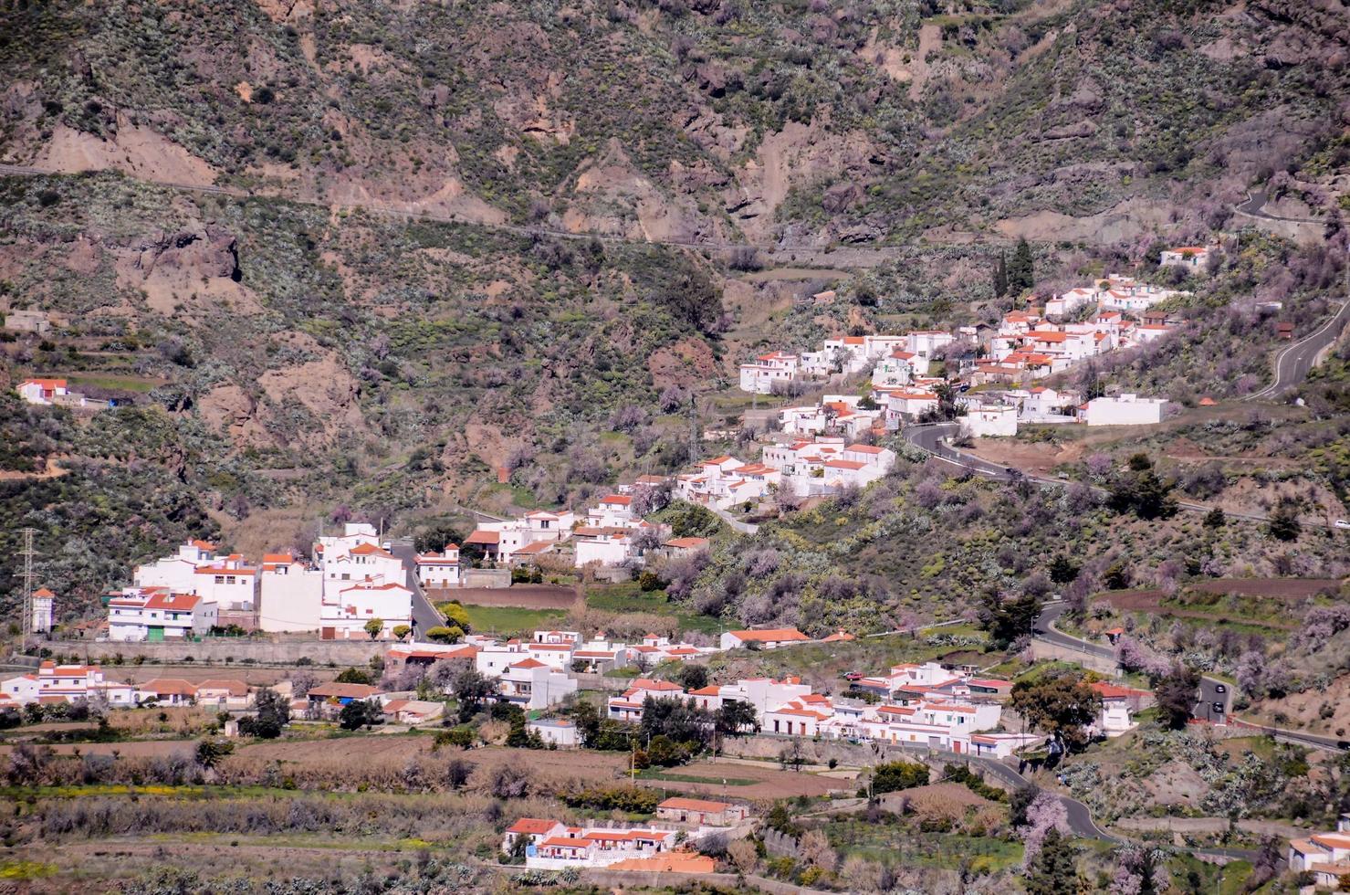 cittadina nel il montagne foto