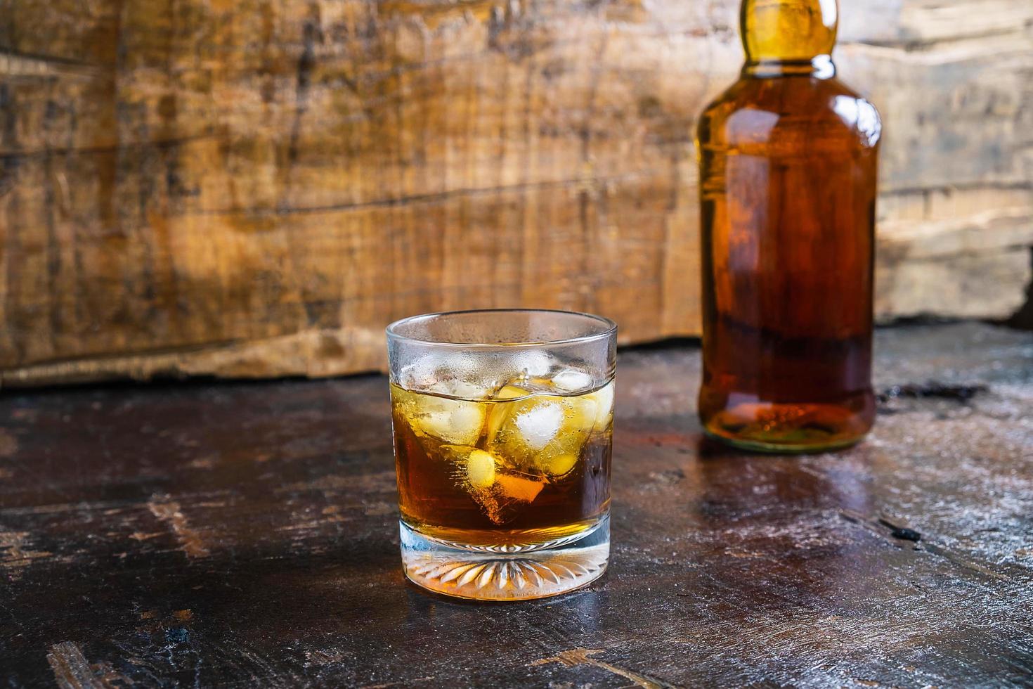 bicchiere e bottiglia di whisky foto