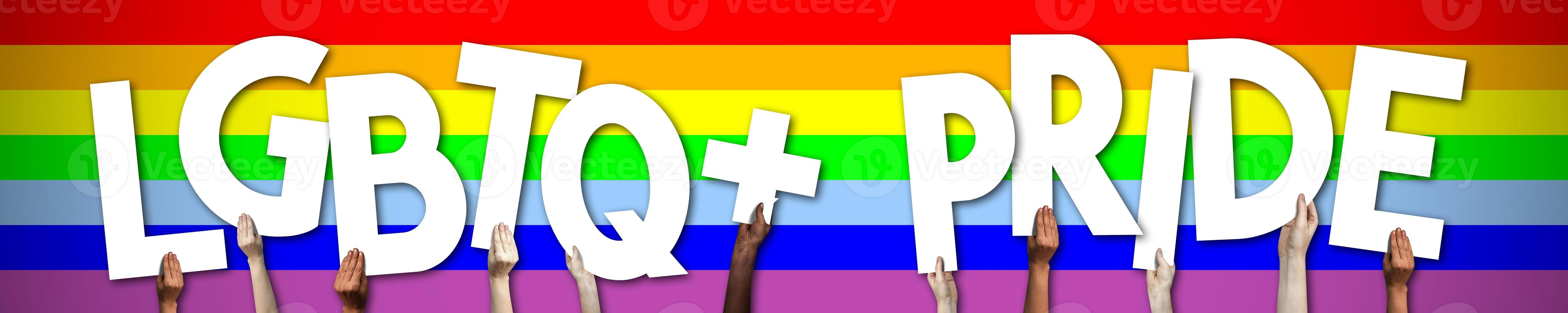 LGBTQ bandiera - umano mani Tenere colorato lettere foto