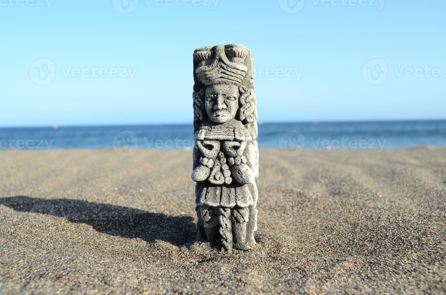 statua nel il sabbia foto
