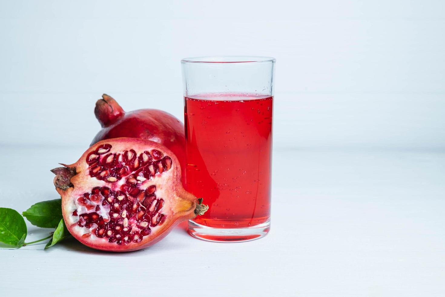 bicchiere di succo di melograno foto