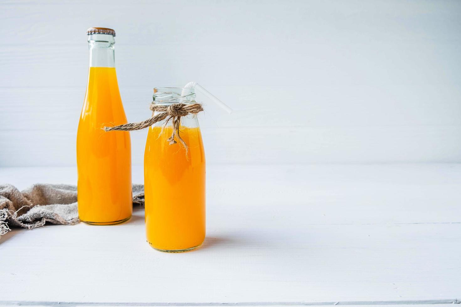bottiglie di succo d'arancia foto