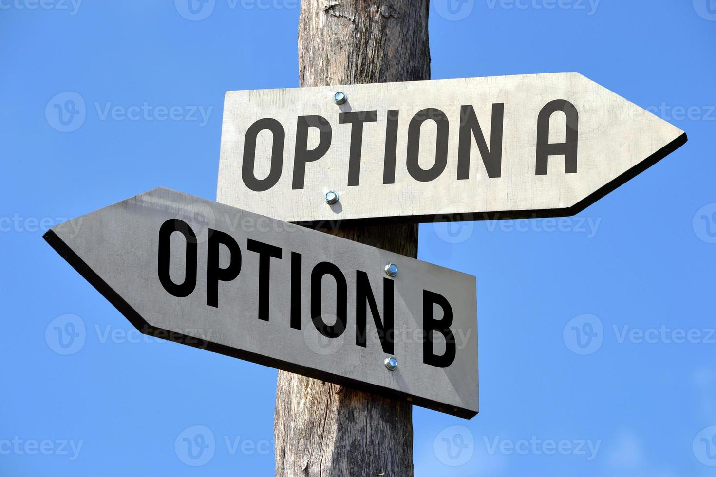 opzione un' e opzione B - di legno cartello stradale con Due frecce foto