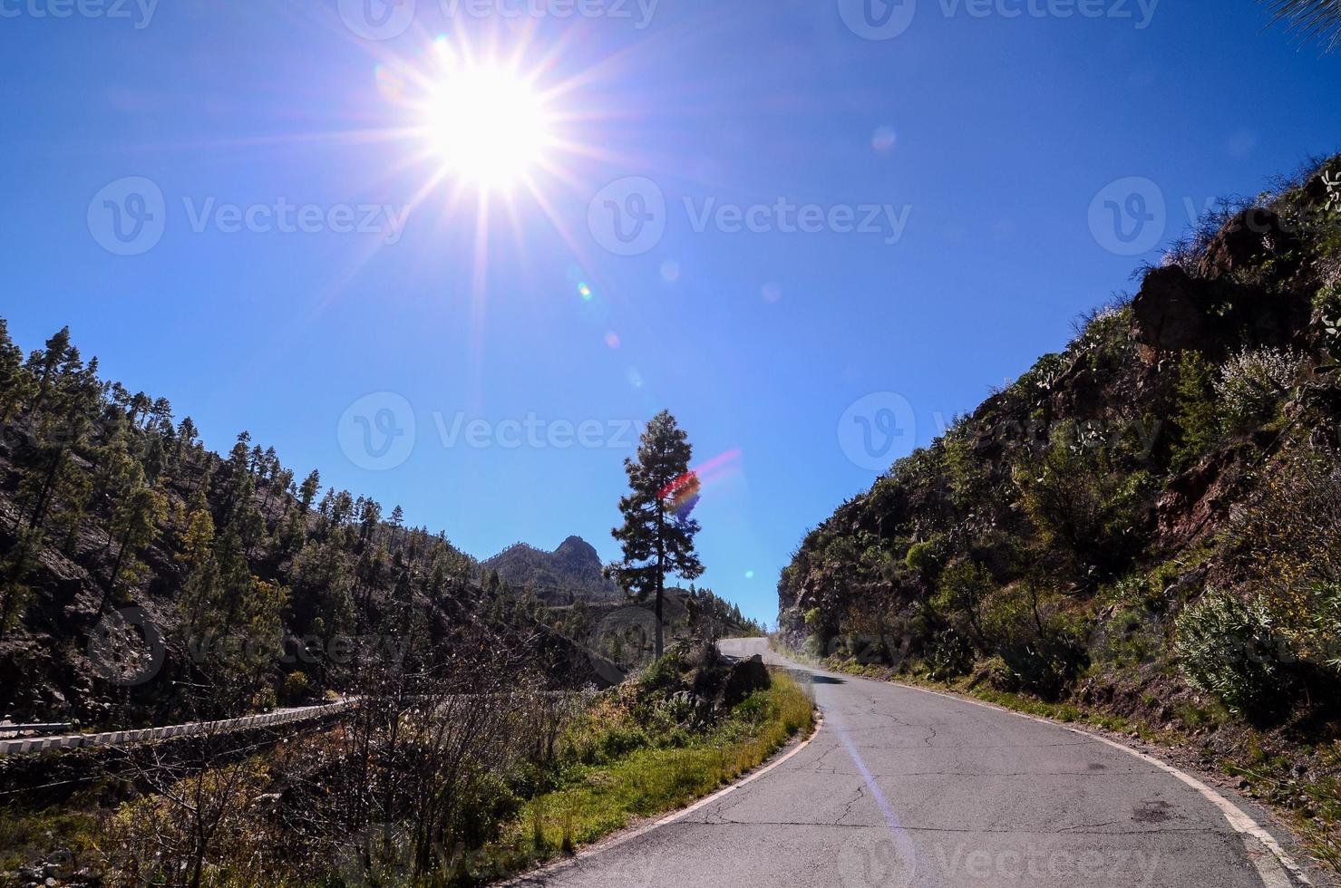 strada attraverso il panoramico paesaggio foto