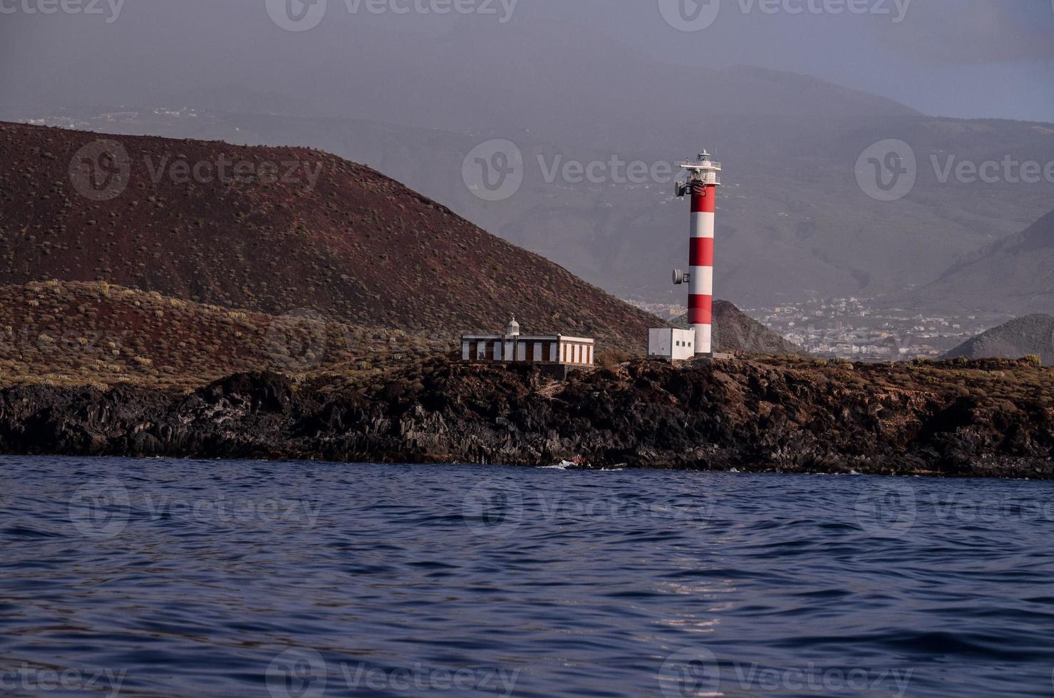 faro sulla costa foto