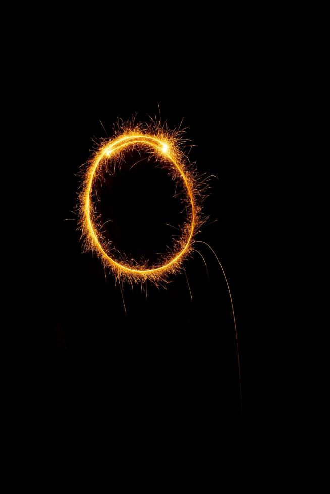 fatto con salphabet elemento fatto con sparklers pronto per il tuo iscrizioni su nero sfondo foto