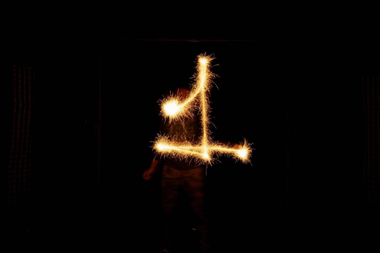 numero fatto con sparklers pronto per il tuo iscrizioni su nero sfondo foto