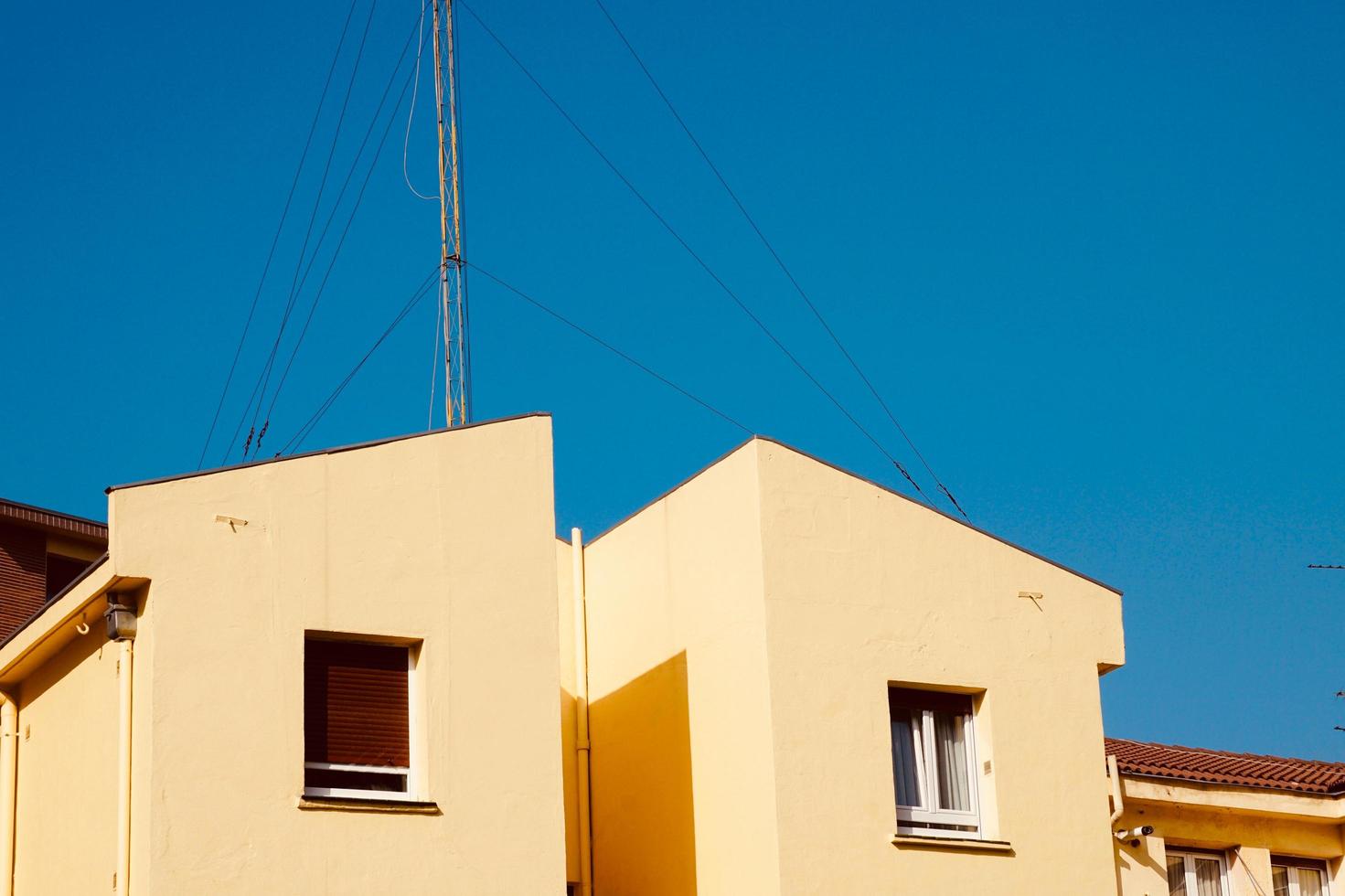 antenna tv su un tetto di una casa foto