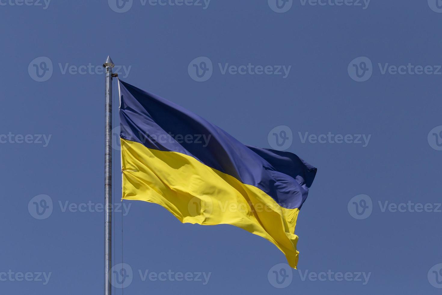 salutò ucraino bandiera sospeso su metallico flagstaff foto