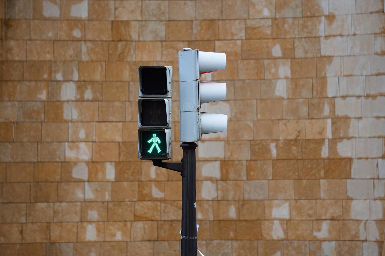 semaforo sulla strada della città foto