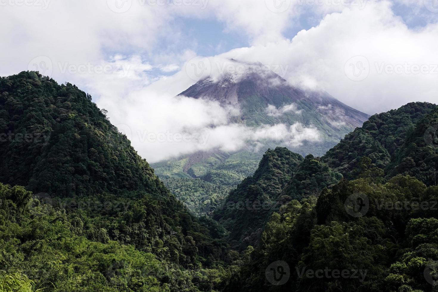 Visualizza di montare merapi nel il mattina, e leggermente coperto di nuvole. potenzialmente eruttivo vulcano. foto