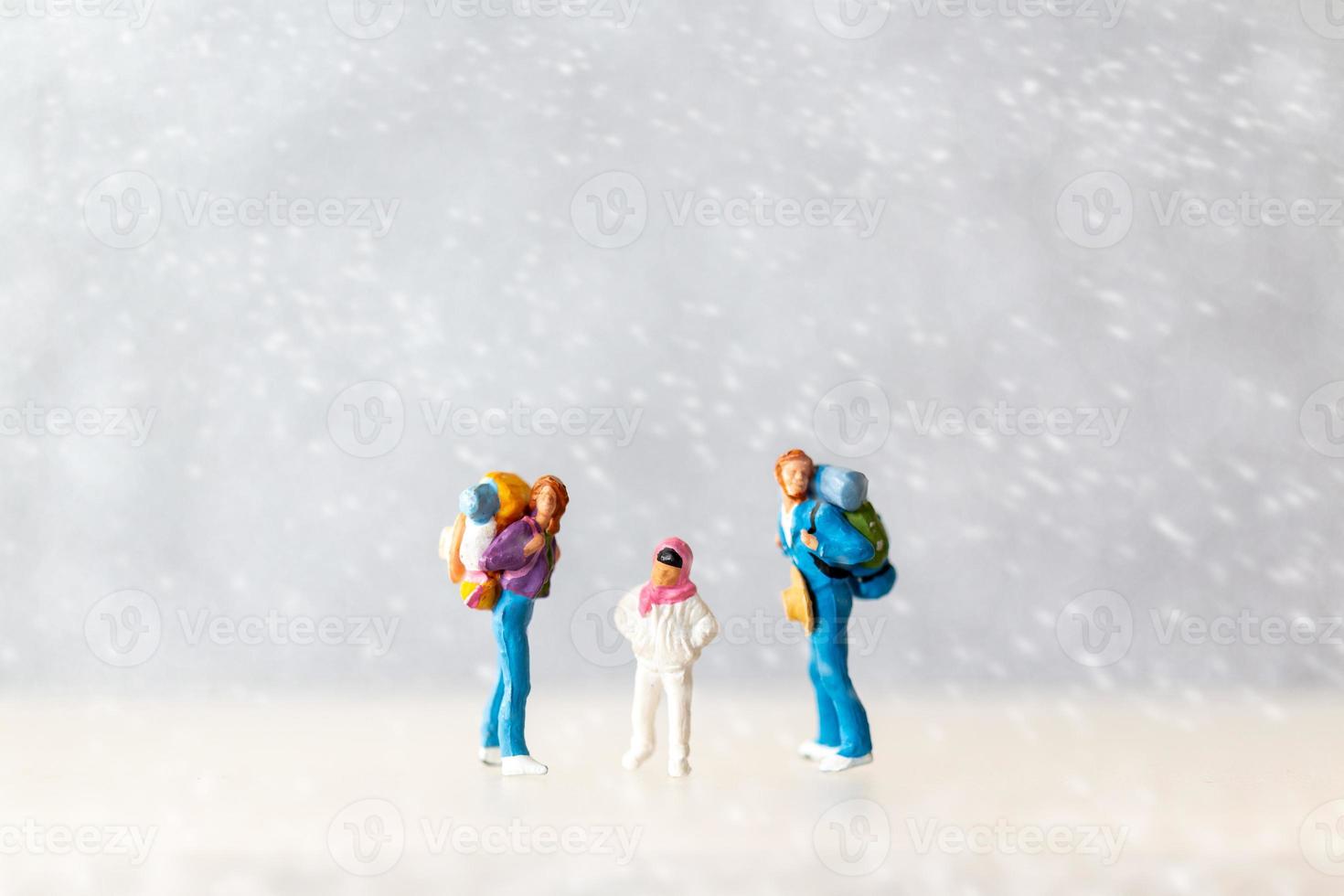 miniatura persone contento famiglia viaggio nel inverno tempo foto