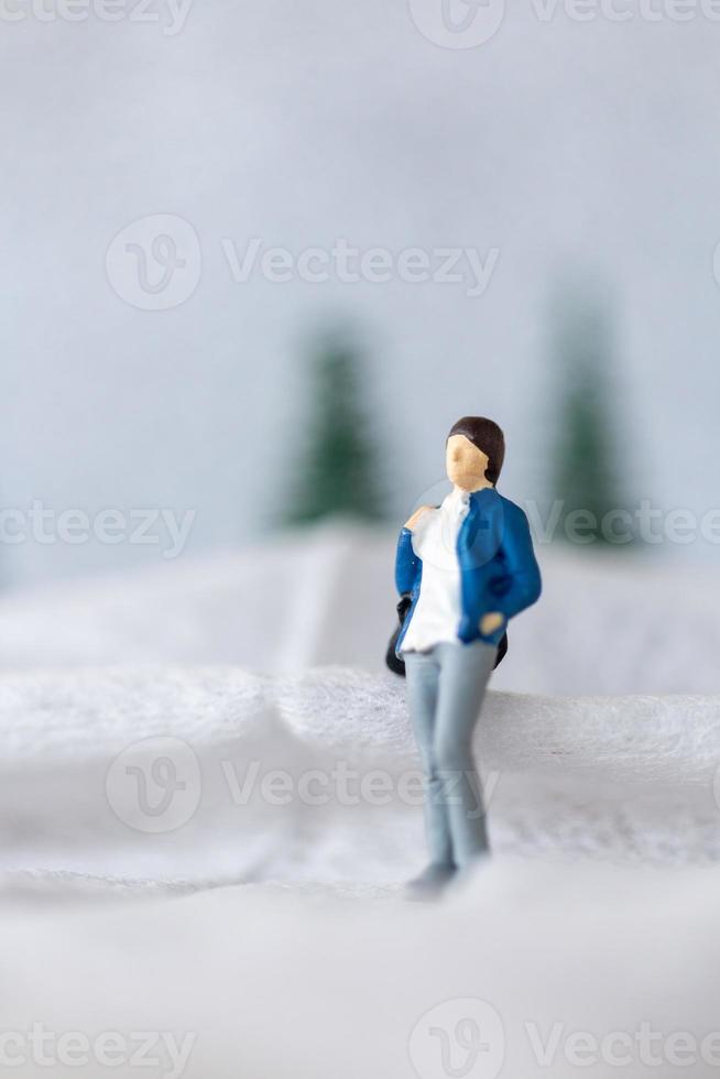 miniatura persone donna viaggio nel inverno tempo foto