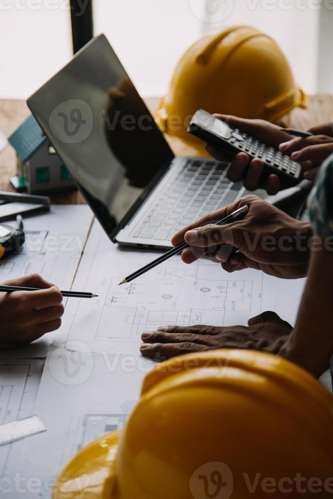 costruzione e struttura concetto di ingegnere Lavorando disegno su planimetria incontro per progetto Lavorando con compagno su modello edificio e ingegneria utensili nel Lavorando luogo, costruzione concetto foto