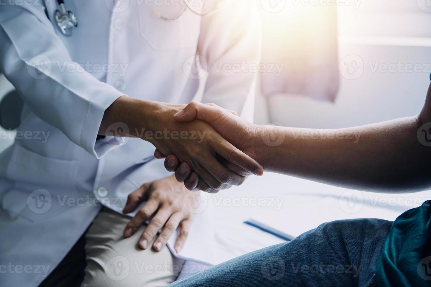 medico e paziente che discutono di qualcosa seduti al tavolo. concetto di medicina e assistenza sanitaria. medico e paziente foto