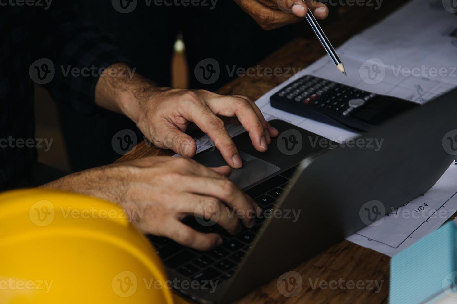 costruzione e struttura concetto di ingegnere Lavorando disegno su planimetria incontro per progetto Lavorando con compagno su modello edificio e ingegneria utensili nel Lavorando luogo, costruzione concetto foto