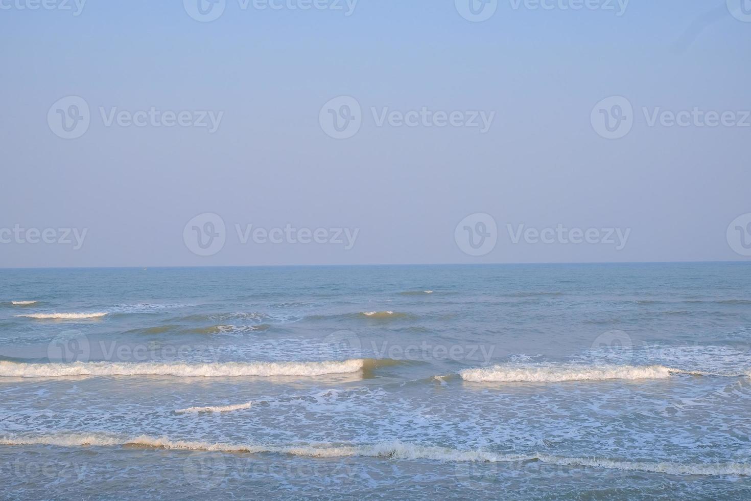 oceano onda su il spiaggia a tramonto volta. foto