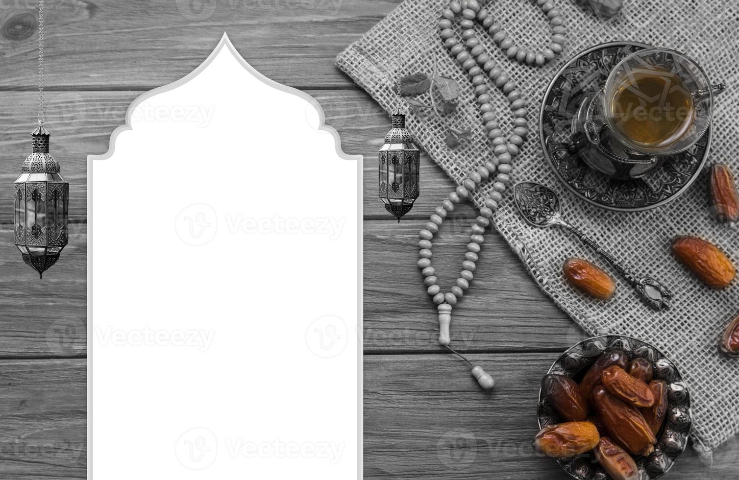 un' bianca carta un' tazza di tè e un' carta con date .un sfondo per Ramadan. sociale media messaggi .musulmano santo mese Ramadan kareem .Ramadan mubarak bellissimo saluto carta foto