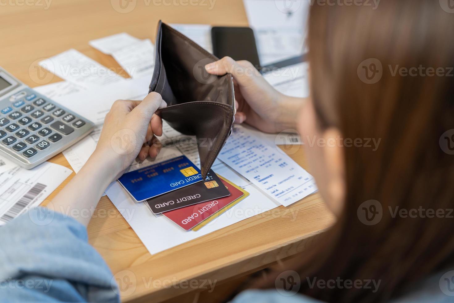 stressato, problema attività commerciale persona donna Tenere e Aperto vuoto portafoglio, borsa no avere i soldi per conto pagamento, credito carta prestito o spese. fallimento, fallito o debito finanziario, mutuo concetto. foto