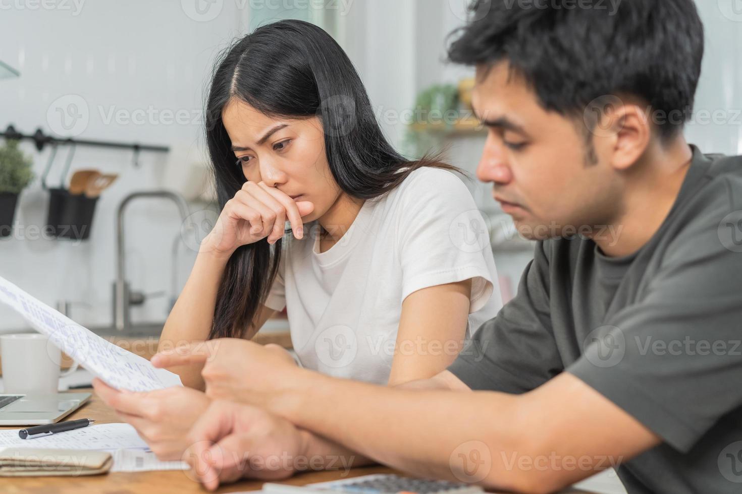 stressato, mano di asiatico giovane coppia amore famiglia, confuso di calcolare spese a partire dal fattura o fattura, avere no i soldi per pagare. mutuo, prestito causando debito, fallimento. debito i problemi, finanziario le persone. foto