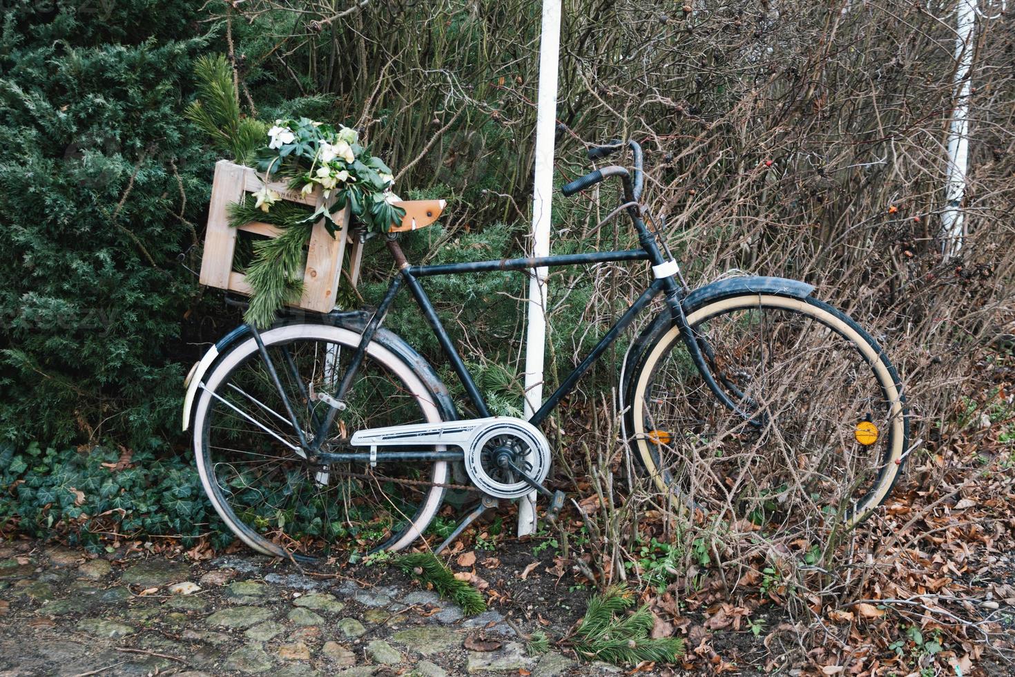 vecchio bicicletta con alcuni un' fiore cestino foto