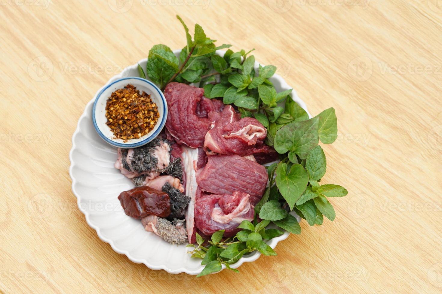 fresco crudo Manzo e tailandese Locale erbaceo la verdura, preparare per cucinando. concetto, cibo ingrediente. tradizionale strano cibo. popolare menù nel settentrionale di Tailandia. Locale cibo. cibo ingredienti per cucinare larb. foto