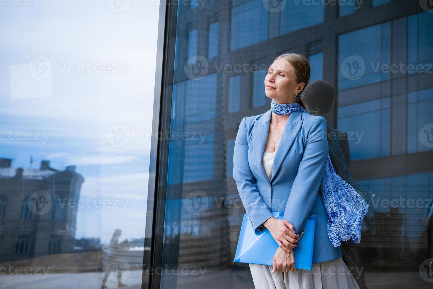 attività commerciale donna con cartella nel mano vicino ufficio edificio foto