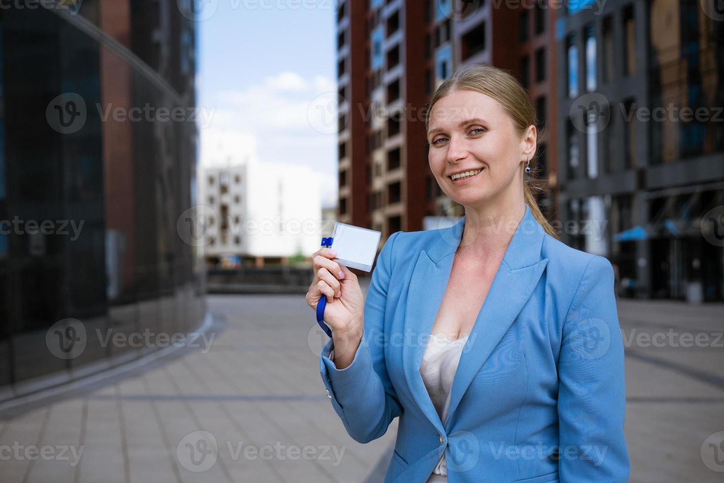 attività commerciale donna Tenere distintivo nel mano foto