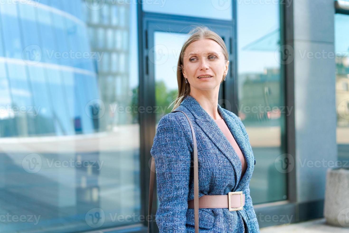 ritratto attività commerciale donna sorridente all'aperto nel attività commerciale Abiti contro fondale foto