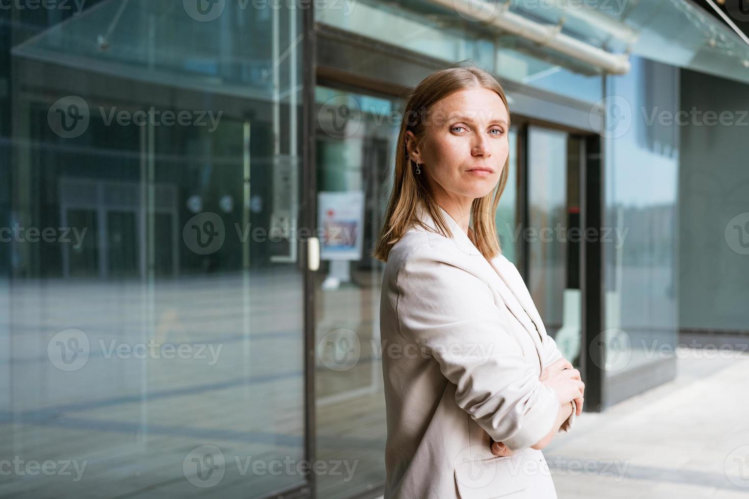 attività commerciale donna ritratto attraversato braccia. contento riuscito professionale ritratto foto