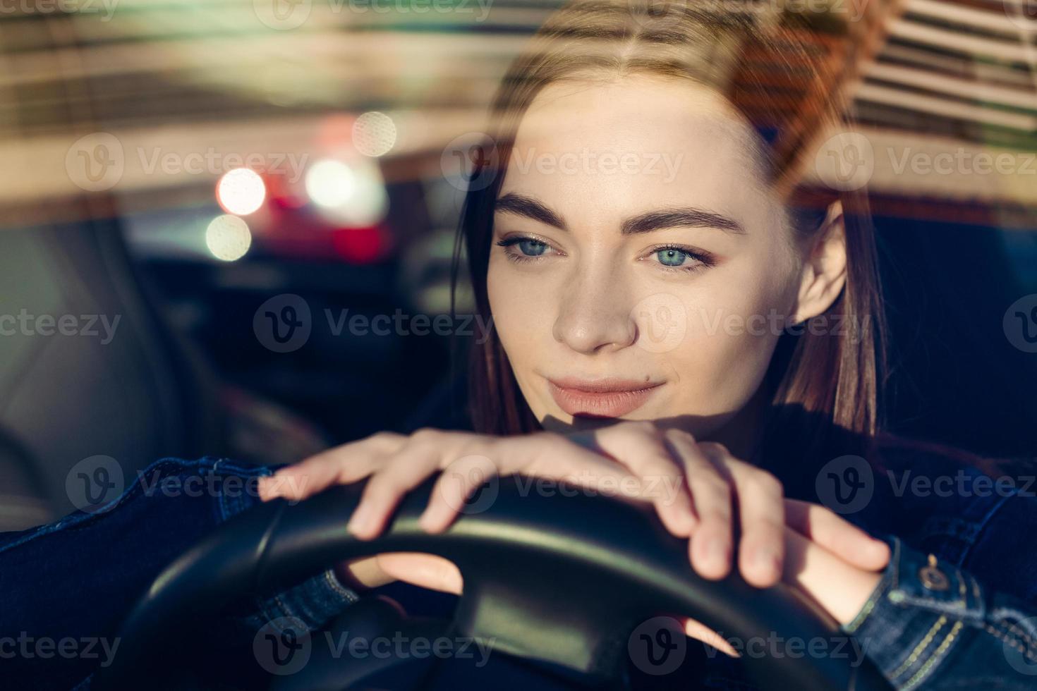 simpatico giovane signora contento macchina. Immagine bellissimo giovane donna chi unità auto foto