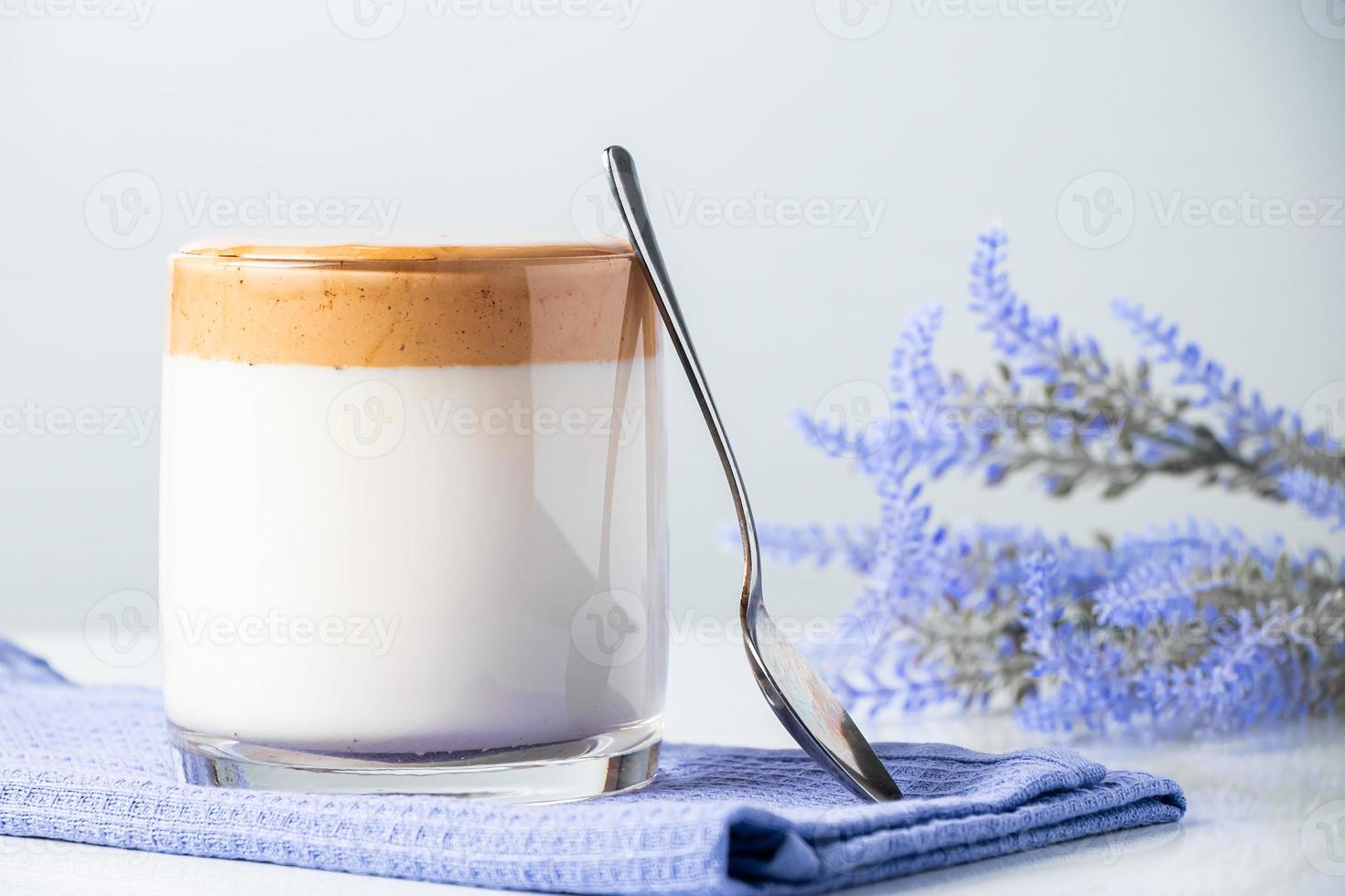 caffè dalgona. bicchiere di bevanda al latte alla moda su un tovagliolo blu. foto