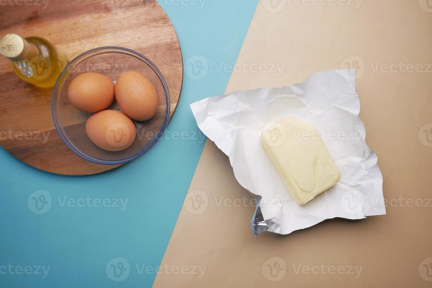 superiore Visualizza di burro , uovo e olio su tavolo foto