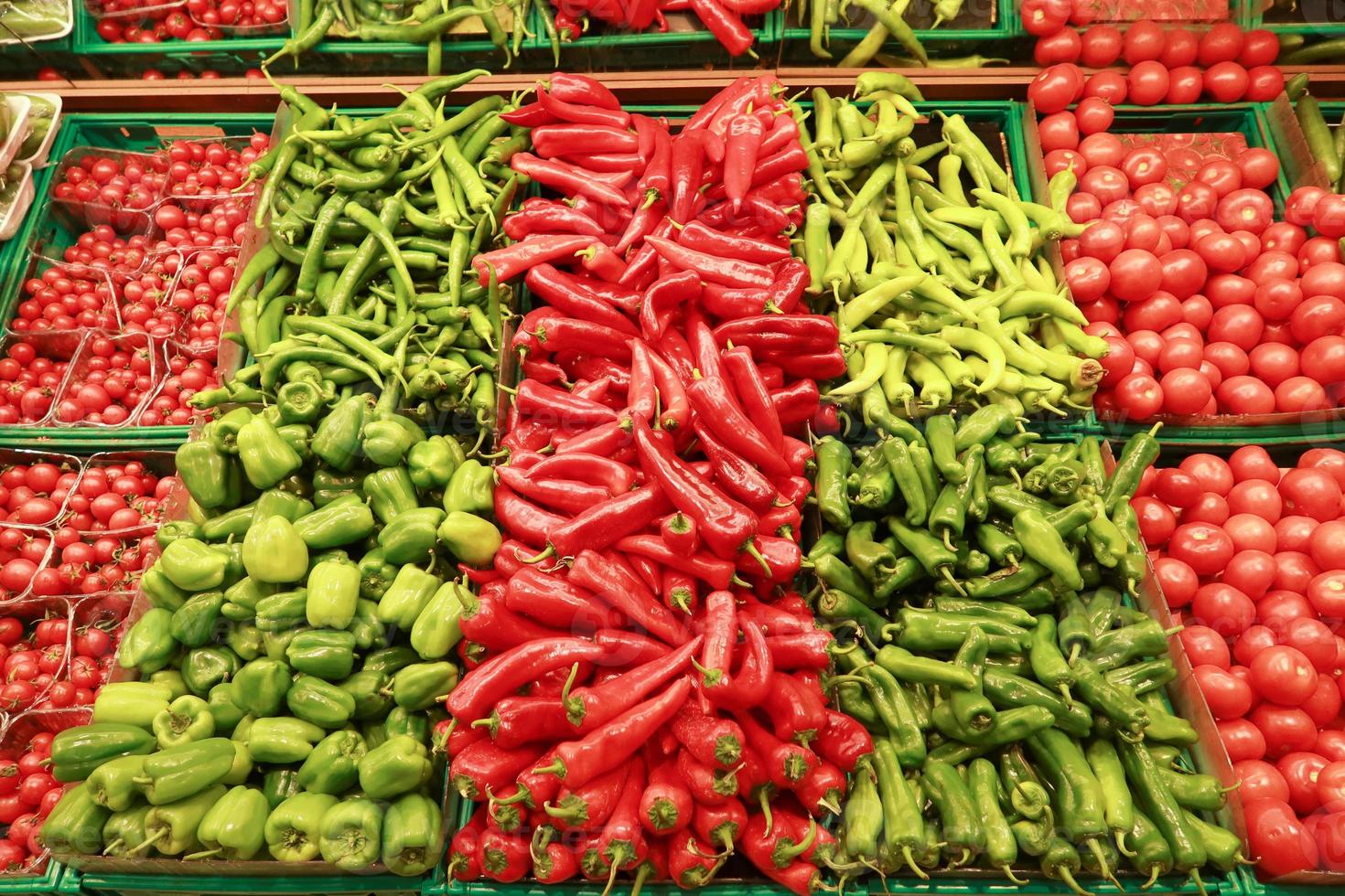 verde e rosso capsico visualizzazione a negozio foto