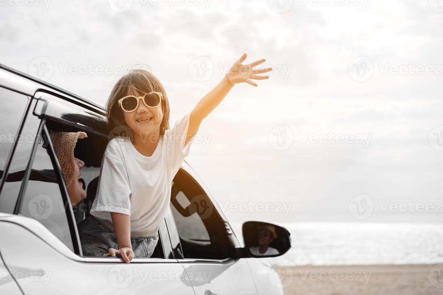 hatchback auto viaggio guida strada viaggio di famiglia estate vacanza nel auto a tramonto, ragazze contento in viaggio godere vacanze e rilassamento insieme ottenere il atmosfera e partire per destinazione foto